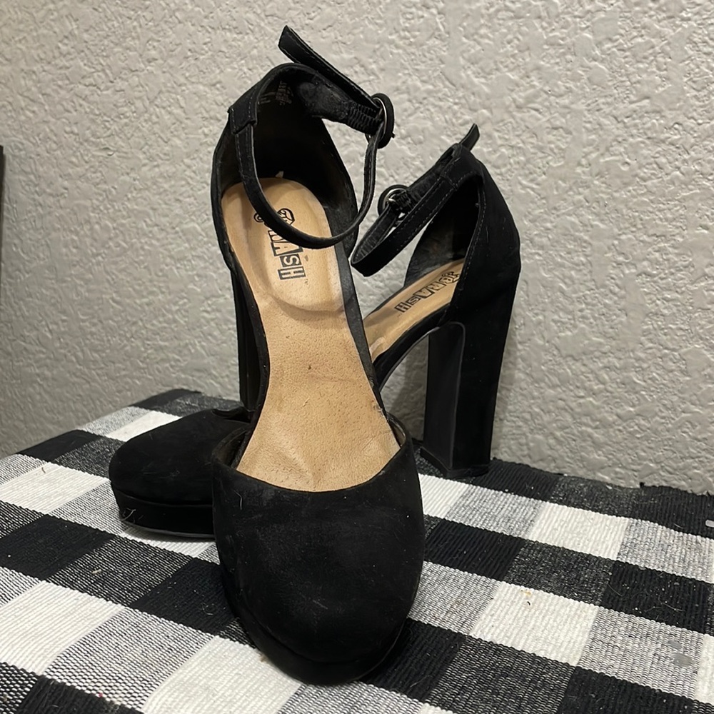 7.5 Women’s closed-toed high heel